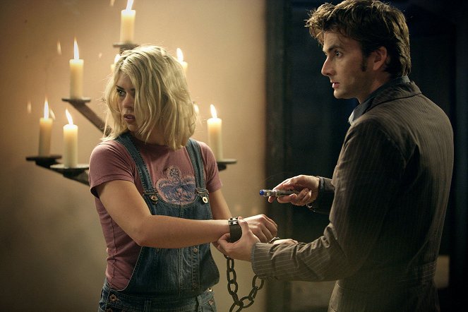 Doctor Who - Season 2 - Tooth and Claw - Photos - Billie Piper, David Tennant