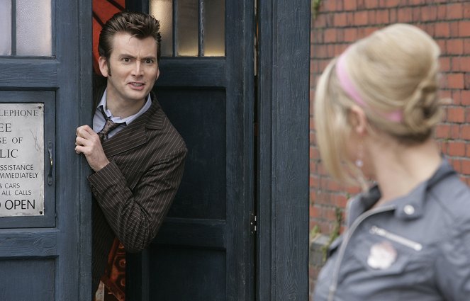 Doctor Who - The Idiot's Lantern - Photos - David Tennant