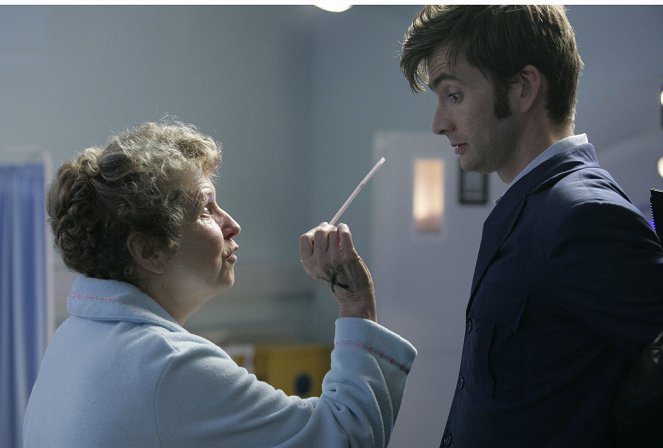 Doctor Who - Season 3 - Smith and Jones - Photos - Anne Reid, David Tennant