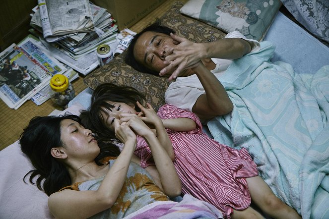 Shoplifters - Familienbande - Filmfotos - Sakura Andō, Miyu Sasaki, Lily Franky