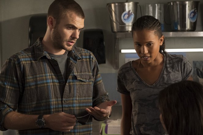 Siren - On the Road - Van film - Alex Roe, Fola Evans-Akingbola