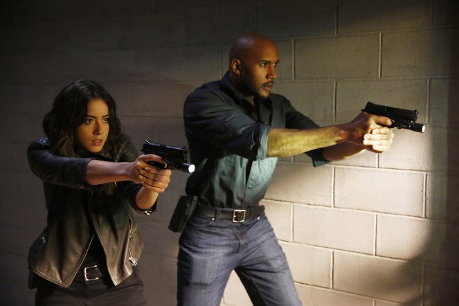 Agents of S.H.I.E.L.D. - Season 3 - Devils You Know - Van film - Chloe Bennet, Henry Simmons