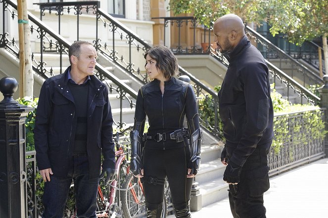 Agents of S.H.I.E.L.D. - Devils You Know - Photos - Clark Gregg, Chloe Bennet, Henry Simmons