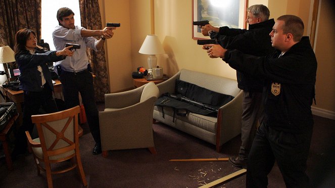 Agenci NCIS - Season 3 - Tajniacy - Z filmu - Michelle Krusiec, Phillip Rhys Chaudhary, Mark Harmon, Sean Murray