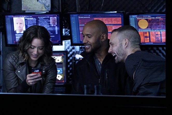 Agents of S.H.I.E.L.D. - Among Us Hide... - Photos - Chloe Bennet, Henry Simmons, Nick Blood