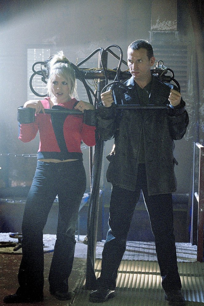 Doctor Who - The Long Game - Photos - Billie Piper, Christopher Eccleston