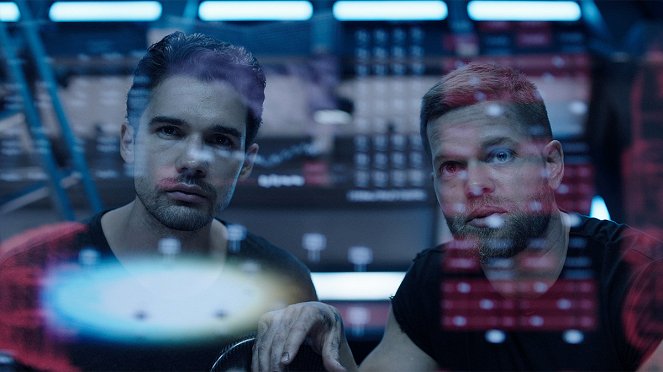The Expanse - Fight or Flight - Photos - Steven Strait, Wes Chatham