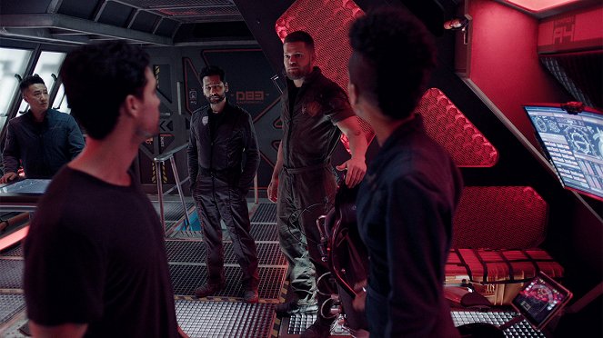 The Expanse - Season 3 - Fight or Flight - Photos - Cas Anvar, Wes Chatham