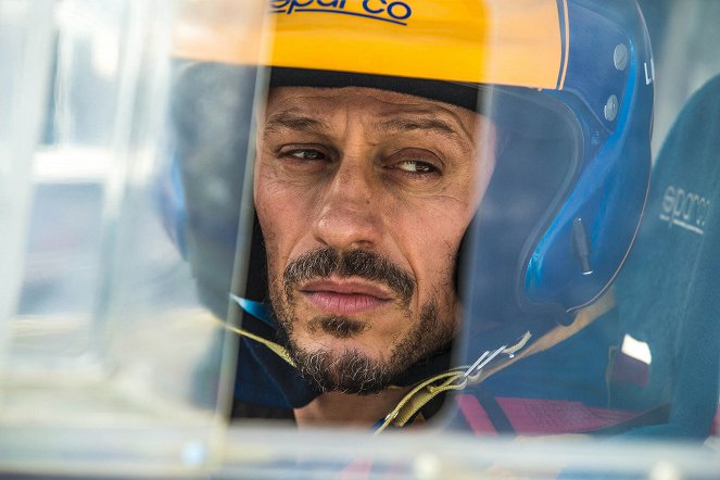 Veloce come il vento - Van film - Stefano Accorsi