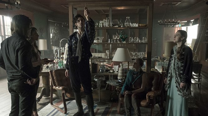 The Magicians - Be the Penny - Photos - Stella Maeve, Hale Appleman, Madeleine Arthur, Brittany Curran