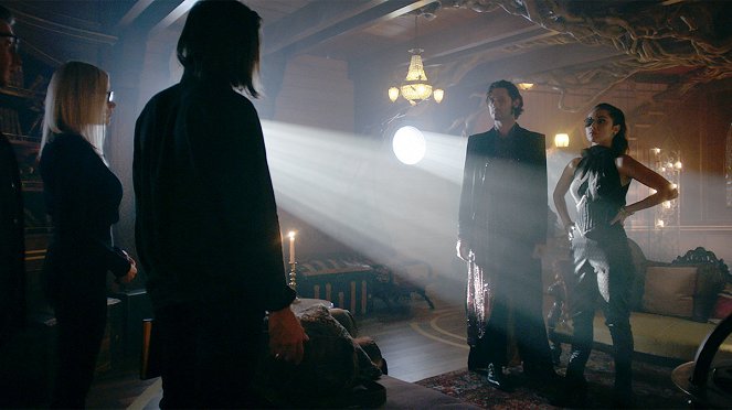 The Magicians - The Art of the Deal - Photos - Hale Appleman, Summer Bishil