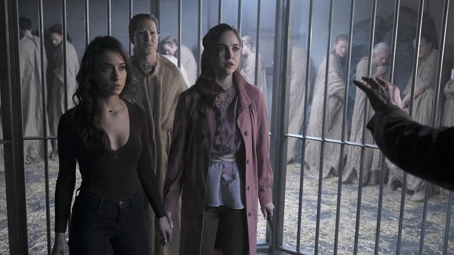 The Magicians - The Art of the Deal - Photos - Stella Maeve, Brittany Curran