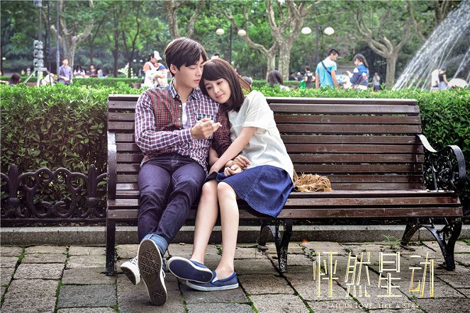 Fall in Love Like a Star - Lobby karty - Yifeng Li, Mi Yang