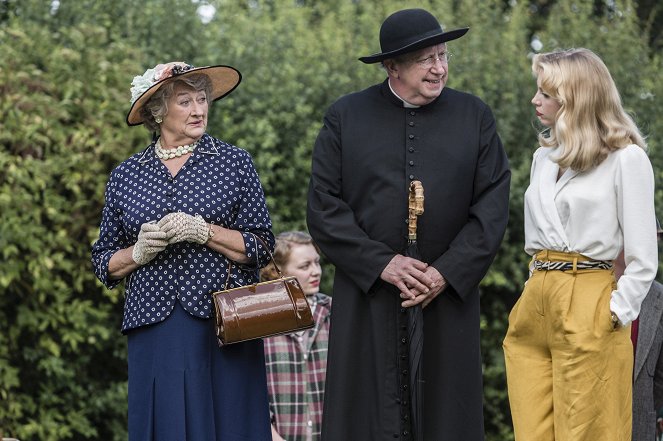 Father Brown - The Flower Of The Fairway - Photos - Sorcha Cusack, Mark Williams, Ty Glaser
