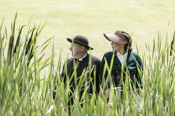 Father Brown - Season 6 - The Flower Of The Fairway - Photos - Mark Williams, Emer Kenny