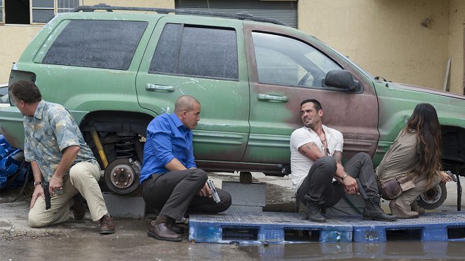 Burn Notice - Season 7 - Forget Me Not - Photos - Coby Bell, Stephen Martines
