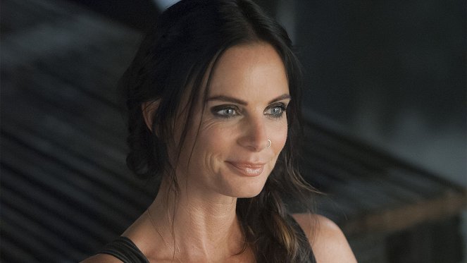 Burn Notice - All or Nothing - Photos - Gabrielle Anwar