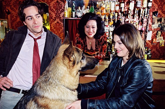Rex, o cão polícia - Tricks an der Theke - Do filme - Alexander Pschill, pes Rhett Butler, Andrea Eckert, Elke Winkens