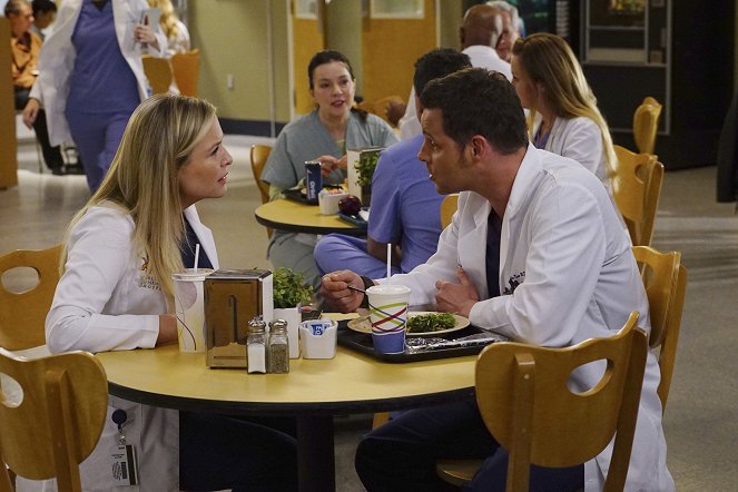 Grey's Anatomy - Season 12 - You're Gonna Need Someone on Your Side - Photos - Jessica Capshaw, Justin Chambers