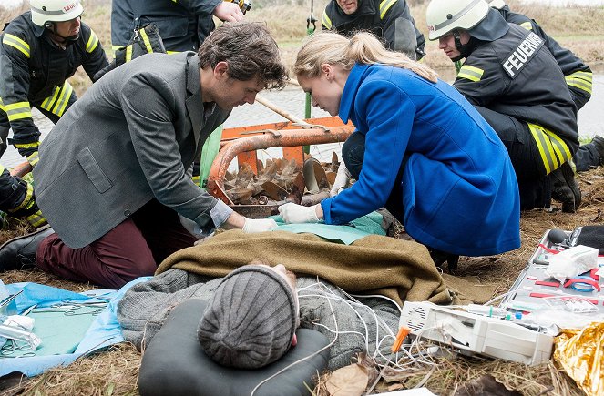 Doc Meets Dorf - Wer glaubt denn noch an Märchen - Filmfotos - Steffen Groth, Inez Bjørg David