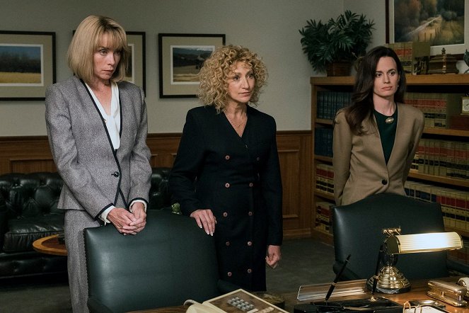 Law & Order: True Crime - Episode 4 - Photos - Julianne Nicholson, Edie Falco, Elizabeth Reaser