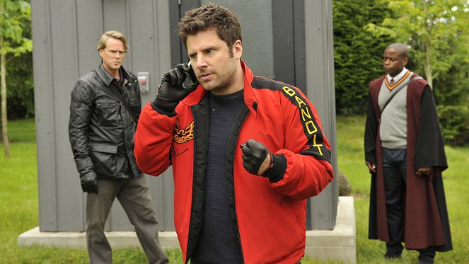 Psych - Season 8 - Lock, Stock, Some Smoking Barrels and Burton Guster's Goblet of Fire - Photos - Cary Elwes, James Roday Rodriguez, Dulé Hill