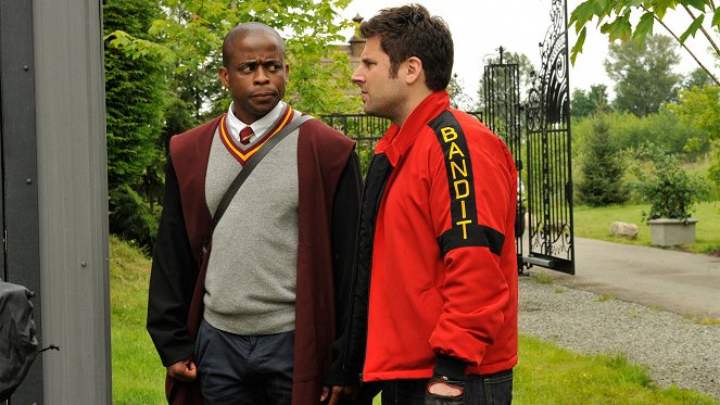 Psych - Season 8 - Lock, Stock, Some Smoking Barrels and Burton Guster's Goblet of Fire - Photos - Dulé Hill, James Roday Rodriguez