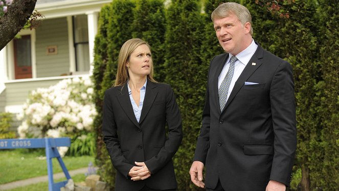 Psych - Season 8 - S.E.I.Z.E. The Day - Photos - Maggie Lawson, Anthony Michael Hall