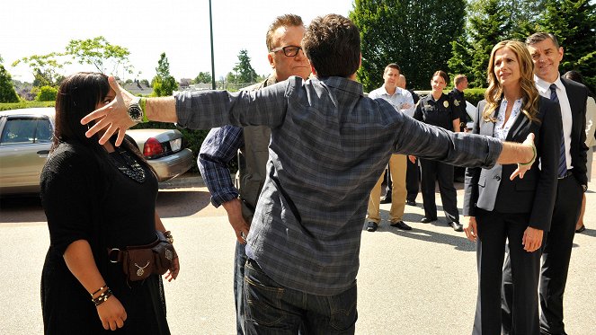 Psych - Season 8 - A Touch of Sweevil - Photos - Tom Arnold, Mira Sorvino, Timothy Omundson