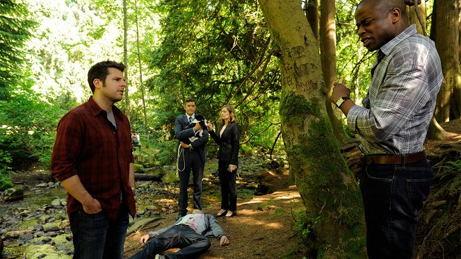 Psych - Season 7 - Right Turn or Left for Dead - Photos - James Roday Rodriguez, Timothy Omundson, Maggie Lawson, Dulé Hill