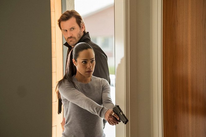 Taken - All About Eve - Photos - Clive Standen, Jessica Camacho