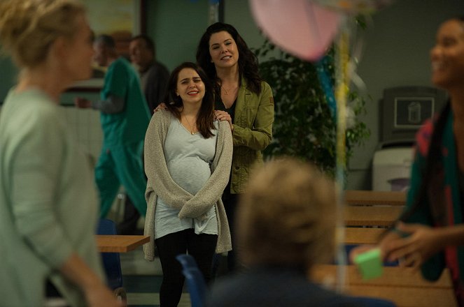 Famílie - How Did We Get Here? - Z filmu - Mae Whitman, Lauren Graham