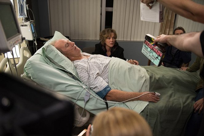 Parenthood - Season 6 - How Did We Get Here? - Van de set - Craig T. Nelson, Bonnie Bedelia