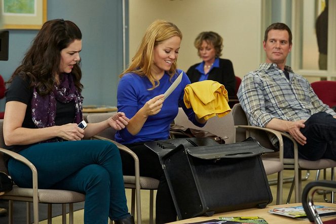 Parenthood - Season 6 - The Waiting Room - Photos - Lauren Graham, Erika Christensen, Peter Krause