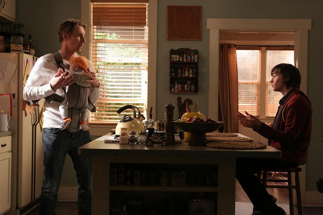 Parenthood - All That's Left Is the Hugging - Photos - Dax Shepard, Miles Heizer