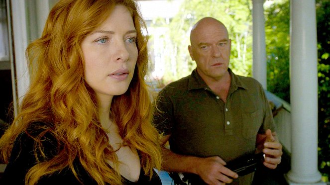 Pod kopułą - Czerwone drzwi - Z filmu - Rachelle Lefevre, Dean Norris