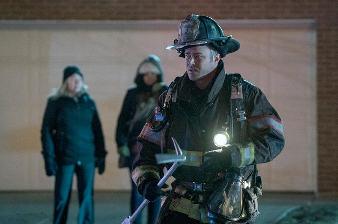 Chicago Fire - Looking for a Lifeline - Van film - Taylor Kinney
