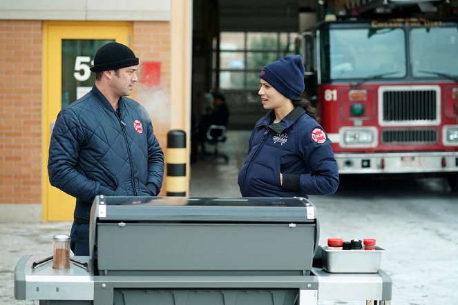 Chicago Fire - Looking for a Lifeline - Van film - Taylor Kinney