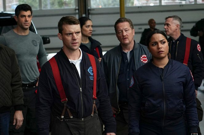 Chicago Fire - Season 6 - When They See Us Coming - Van film - Jesse Spencer, Monica Raymund