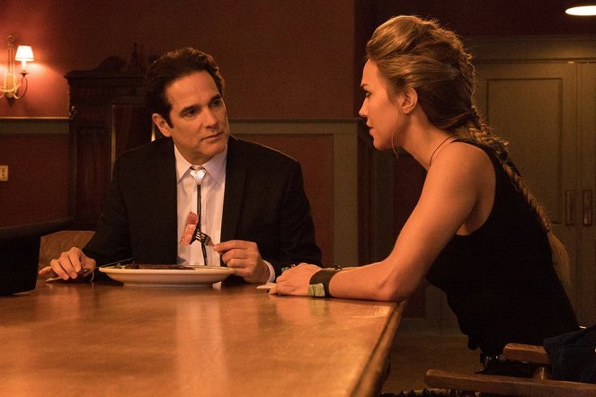 Midnight, Texas - Season 1 - Last Temptation of Midnight - Photos - Yul Vazquez, Arielle Kebbel