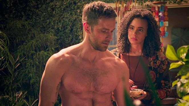 Midnight, Texas - Le Voile s'ouvre - Film - Dylan Bruce, Parisa Fitz-Henley