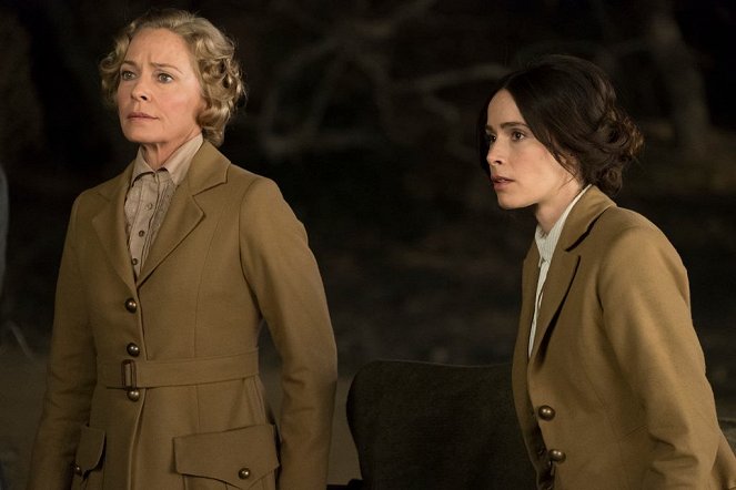 Timeless - The War to End All Wars - Photos - Susanna Thompson, Abigail Spencer