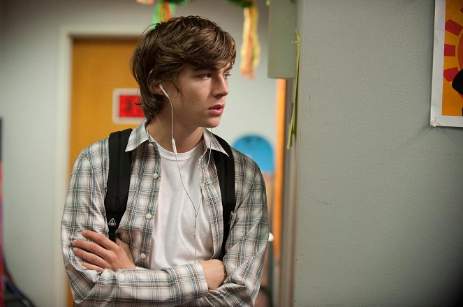 Parenthood - Speaking of Baggage - Van film - Miles Heizer