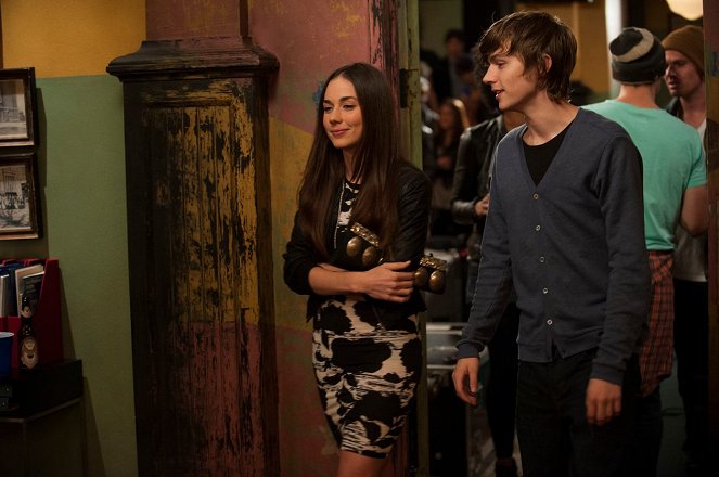 Parenthood - Season 5 - Speaking of Baggage - Photos - Miles Heizer