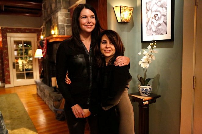 Parenthood - All Aboard Who's Coming Aboard - Photos - Lauren Graham, Mae Whitman