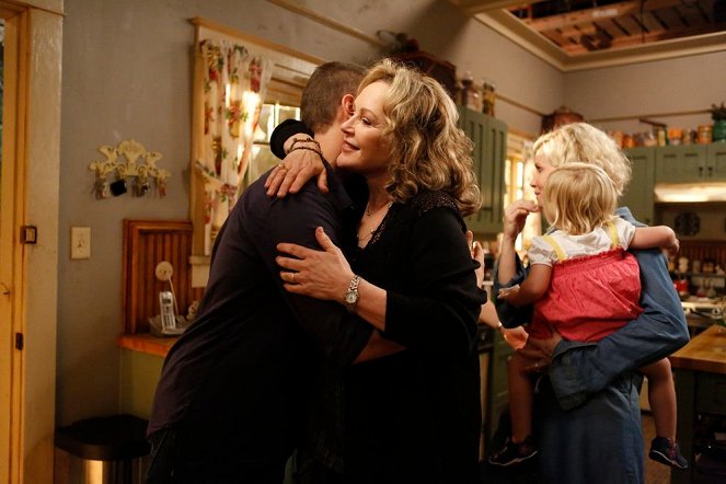 Parenthood - All Aboard Who's Coming Aboard - Photos - Bonnie Bedelia