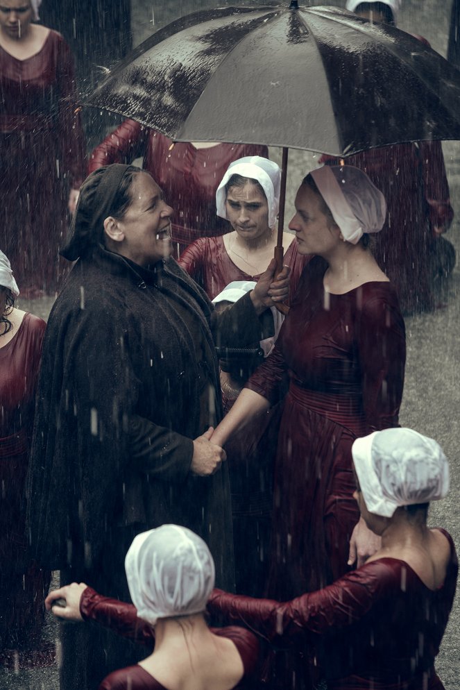 The Handmaid's Tale - June - Filmfotos - Ann Dowd, Elisabeth Moss