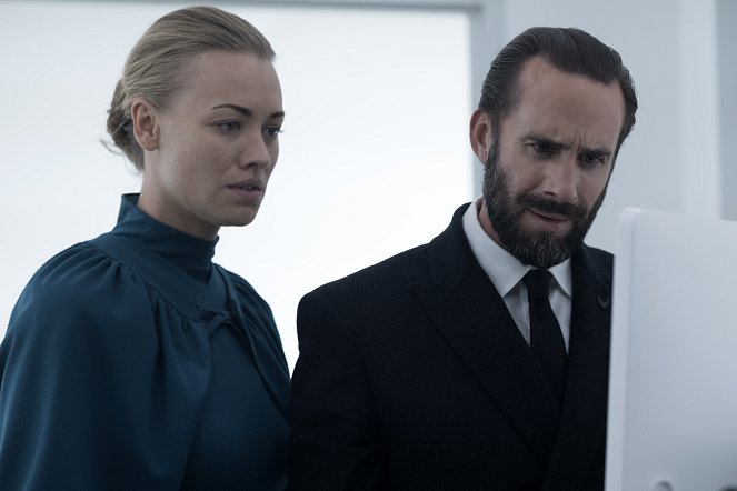 Příběh služebnice - June - Z filmu - Yvonne Strahovski, Joseph Fiennes