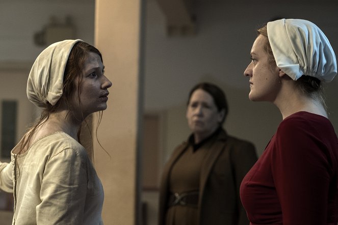 The Handmaid's Tale - Season 2 - June - Photos - Alana Pancyr, Ann Dowd, Elisabeth Moss