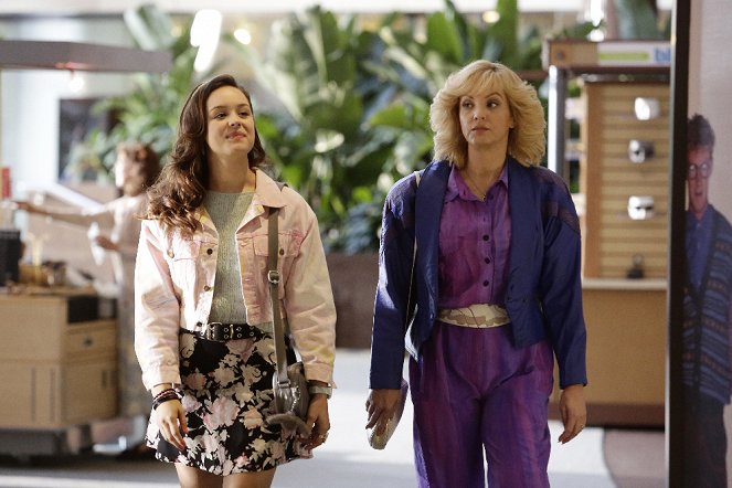 The Goldbergs - Recipe for Death II: Kiss the Cook - Photos - Hayley Orrantia, Wendi McLendon-Covey